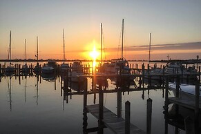 Charming Art-filled Cottage w/ Private Pool!