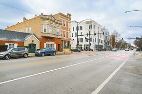 5 Mi to Dtwn: Ukrainian Village Apartment!