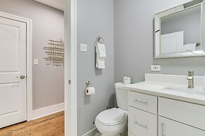 5 Mi to Dtwn: Ukrainian Village Apartment!