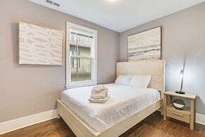 5 Mi to Dtwn: Ukrainian Village Apartment!