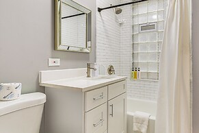 5 Mi to Dtwn: Ukrainian Village Apartment!