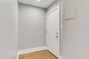 5 Mi to Dtwn: Ukrainian Village Apartment!