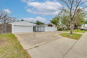 10 Mi to Dtwn Houston: Dog-friendly Home w/ Yard!