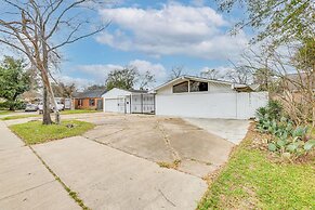 10 Mi to Dtwn Houston: Dog-friendly Home w/ Yard!