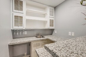 10 Mi to Dtwn Houston: Dog-friendly Home w/ Yard!