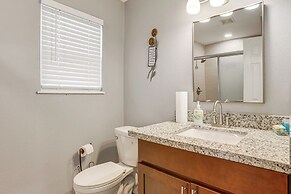 10 Mi to Dtwn Houston: Dog-friendly Home w/ Yard!