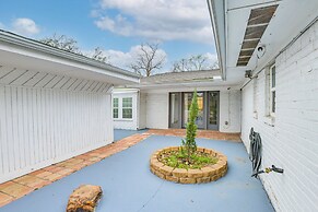 10 Mi to Dtwn Houston: Dog-friendly Home w/ Yard!