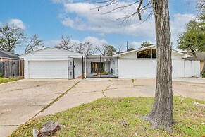 10 Mi to Dtwn Houston: Dog-friendly Home w/ Yard!