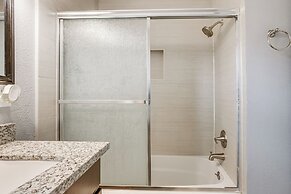 10 Mi to Dtwn Houston: Dog-friendly Home w/ Yard!