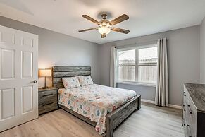 10 Mi to Dtwn Houston: Dog-friendly Home w/ Yard!