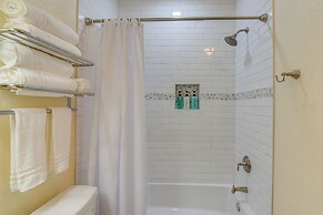 1 Mi to Shore: Condo w/ Pool Access in Galveston