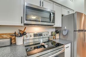 1 Mi to Shore: Condo w/ Pool Access in Galveston