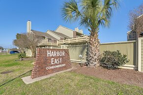 1 Mi to Shore: Condo w/ Pool Access in Galveston