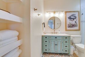 1 Mi to Shore: Condo w/ Pool Access in Galveston