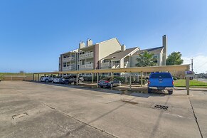 1 Mi to Shore: Condo w/ Pool Access in Galveston