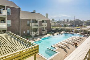 1 Mi to Shore: Condo w/ Pool Access in Galveston