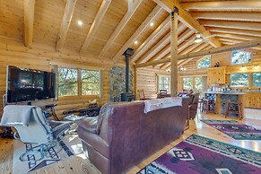 33 Mi to Yosemite NP: Custom Log Home w/ Deck!