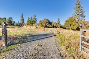 33 Mi to Yosemite NP: Custom Log Home w/ Deck!