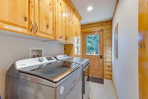 33 Mi to Yosemite NP: Custom Log Home w/ Deck!