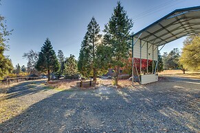 33 Mi to Yosemite NP: Custom Log Home w/ Deck!