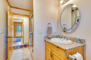 33 Mi to Yosemite NP: Custom Log Home w/ Deck!