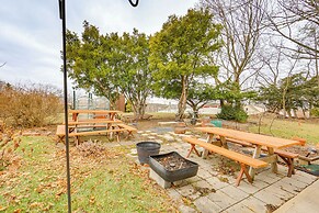 Rustic Chic Retreat: 4 Mi to Kennywood!
