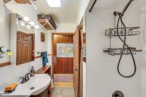 Rustic Chic Retreat: 4 Mi to Kennywood!