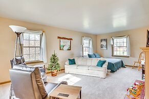 Walk to Centennial Park: Apartment w/ Garage!