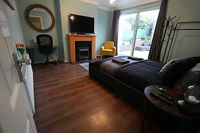 Detached Homestay With Private Rooms