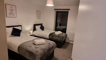 Balcony View Apartment- Sleeps 5 & Private Parking