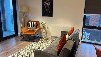 Balcony View Apartment- Sleeps 5 & Private Parking
