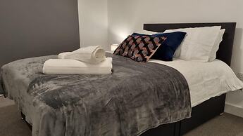 Balcony View Apartment- Sleeps 5 & Private Parking