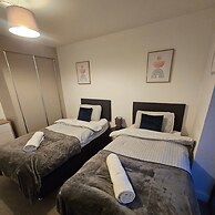 Balcony View Apartment- Sleeps 5 & Private Parking