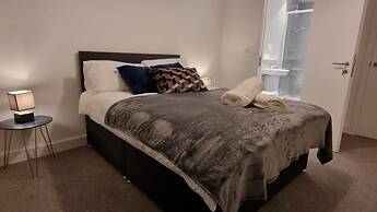 Balcony View Apartment- Sleeps 5 & Private Parking