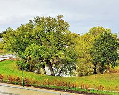 Balcony View Apartment- Sleeps 5 & Private Parking