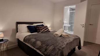 Balcony View Apartment- Sleeps 5 & Private Parking