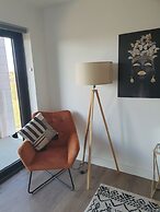 Balcony View Apartment- Sleeps 5 & Private Parking