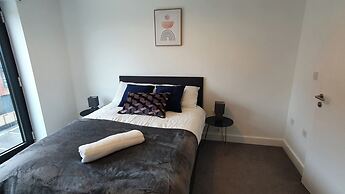 Balcony View Apartment- Sleeps 5 & Private Parking