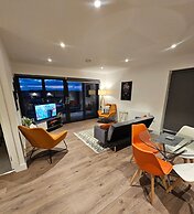 Balcony View Apartment- Sleeps 5 & Private Parking