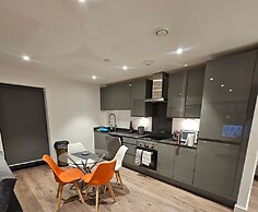 Balcony View Apartment- Sleeps 5 & Private Parking