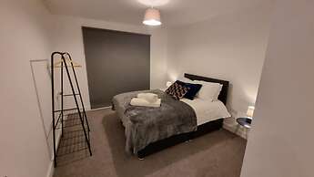 Balcony View Apartment- Sleeps 5 & Private Parking