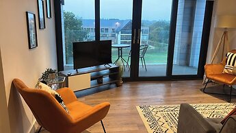 Balcony View Apartment- Sleeps 5 & Private Parking