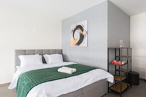 Modern loft-apart near metro Křižíkova