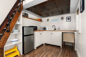 Cozy Tiny Home on Eco Farm and Huge Yard