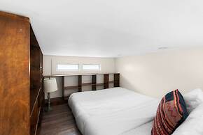 Cozy Tiny Home on Eco Farm and Huge Yard