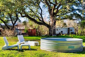 Cozy Tiny Home on Eco Farm and Huge Yard