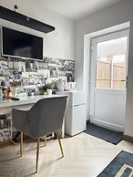 1br-sleeps2-parking-nearlondon-central