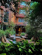 Hotel Middle Path and Spa