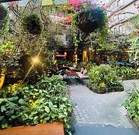 Hotel Middle Path and Spa