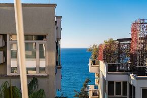 Amazing Canvas by the Sea Free Parking